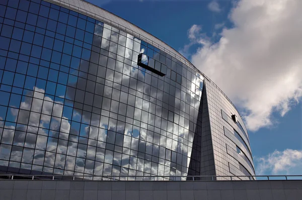 Отражение неба в современных окнах зданий . — стоковое фото