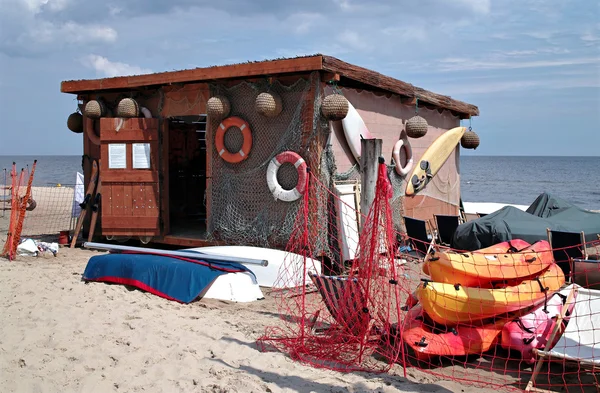 Небольшая лодочная станция на балтийском пляже . — стоковое фото