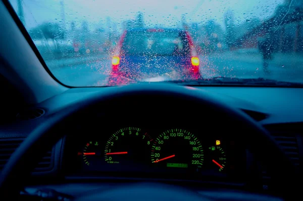 Conducir bajo la lluvia — Foto de Stock