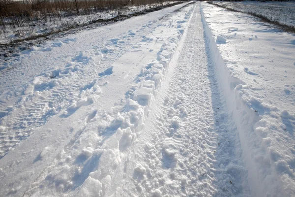 雪に覆われたトラック — ストック写真
