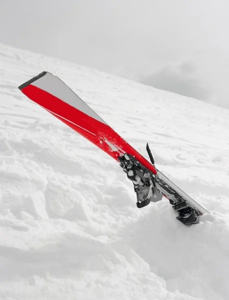 Skieen in de diepe sneeuw — Stockfoto