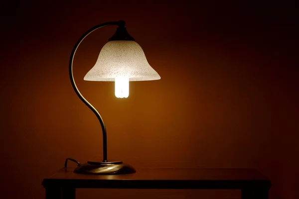 Лампа в темноте — стоковое фото