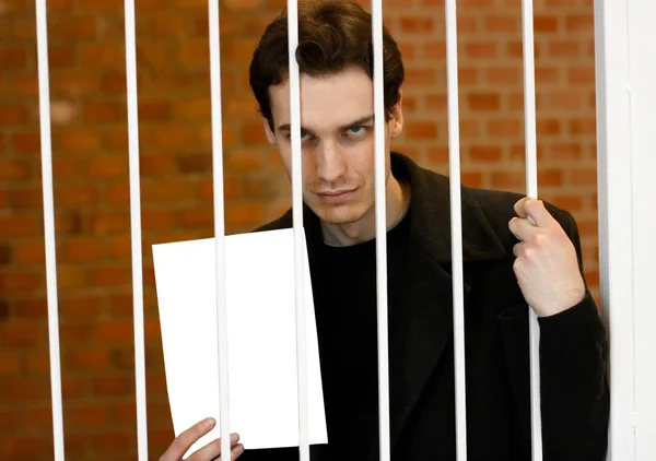 Hombre Encerrado Una Celda Prisión Mostrando Una Hoja Blanco — Foto de Stock