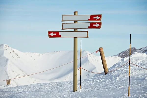 空白方向标志中的一个滑雪胜地 — 图库照片