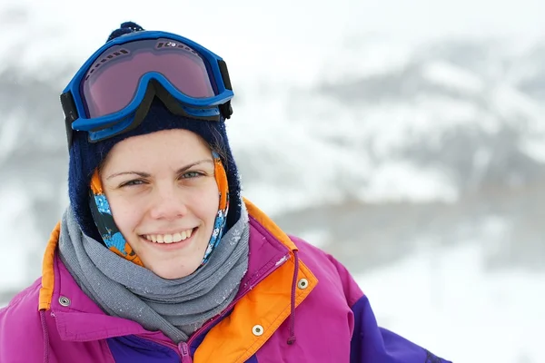 Porträt Einer Jungen Lächelnden Skifahrerin — Stockfoto