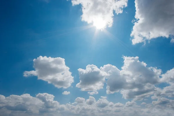 Heller Himmel Mit Sonnenstrahlen Die Durch Die Wolken Filtern — Stockfoto