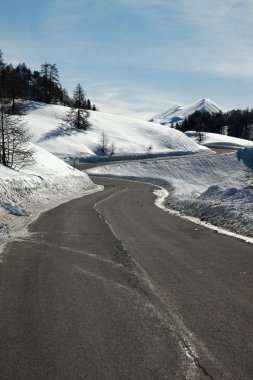 Kışın dağlarda yol