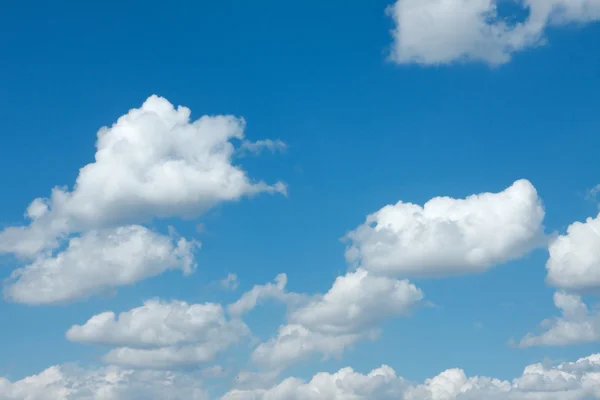 Мирные Белые Облака Небе — стоковое фото