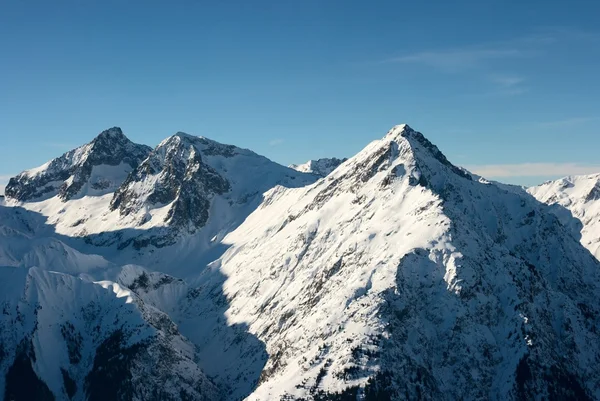 高山脉与雪和蓝色的天空 — 图库照片