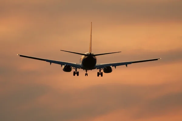Letadlo v večerní obloze — Stock fotografie
