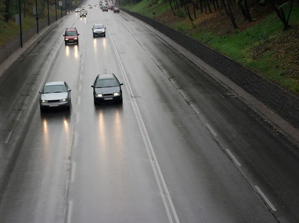 Samochody Przechodzi Mokrej Drodze Deszczowe — Zdjęcie stockowe