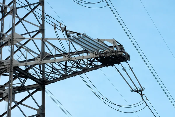 Високовольтна Лінія Електропередач Величезними Ізоляторами — стокове фото
