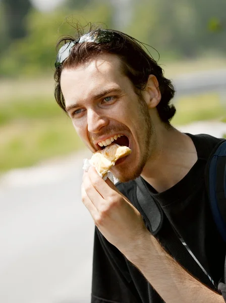 Man Eating Outdoors — Stock Photo, Image