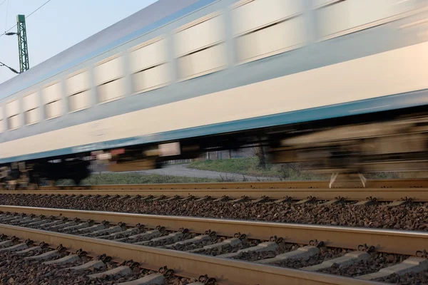 Bulanıklık Hareket Ile Ileterek Yolcu Treni — Stok fotoğraf