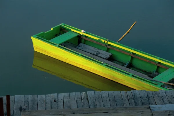 Човен на воді — стокове фото