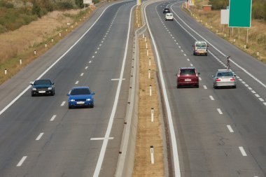 karayolu ile ileterek bazı arabalar