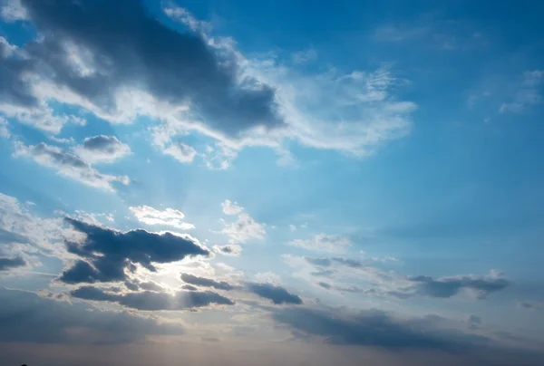 Небо, солнце и облака — стоковое фото