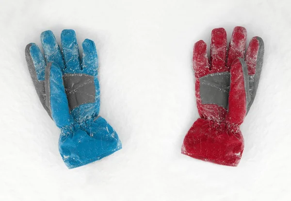 Handschoenen op sneeuw — Stockfoto