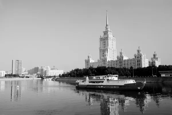 Vista urbana em Moscou em preto e branco — Fotografia de Stock