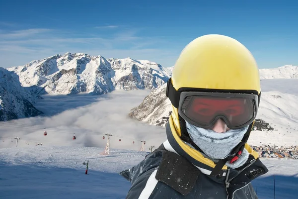 Skifahrer mit Helm — Stockfoto