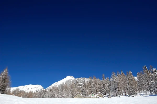 Cielo blu sopra la montagna innevata Foto Stock