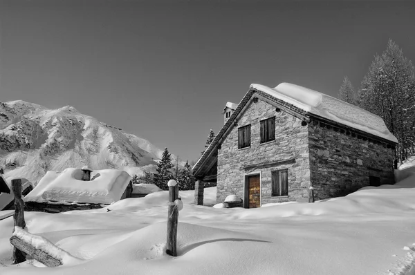 Casa alpina fechada durante o inverno — Fotografia de Stock