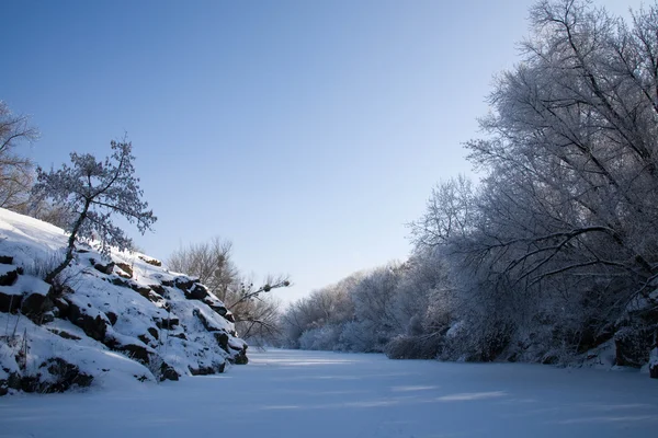 Χειμερινό τοπίο στις όχθες του ποταμού — Φωτογραφία Αρχείου