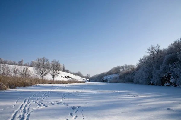 Paysage hivernal sur la rivière — Photo