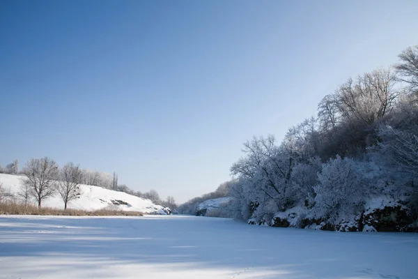 Winter Tale Rivier Bomen Bedekt Met Rime — Stockfoto