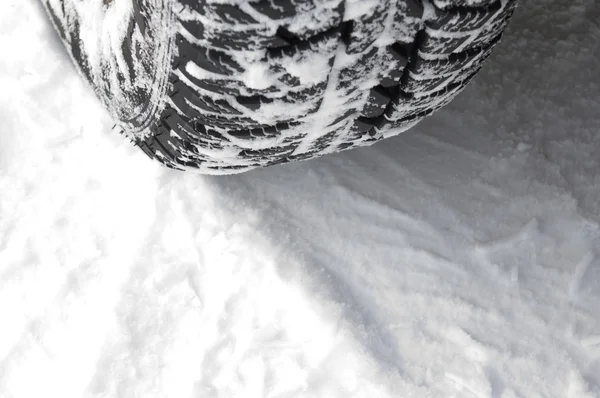 Huella de neumáticos en la nieve — Foto de Stock