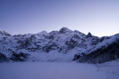 tatra Dağları'nda donmuş göl