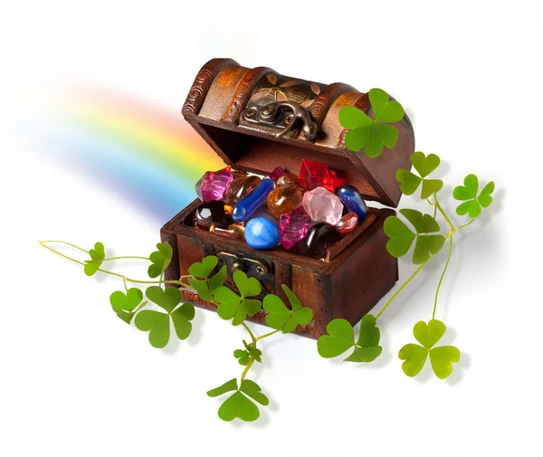 Caixa do tesouro, ramos de trevo e arco-íris — Fotografia de Stock