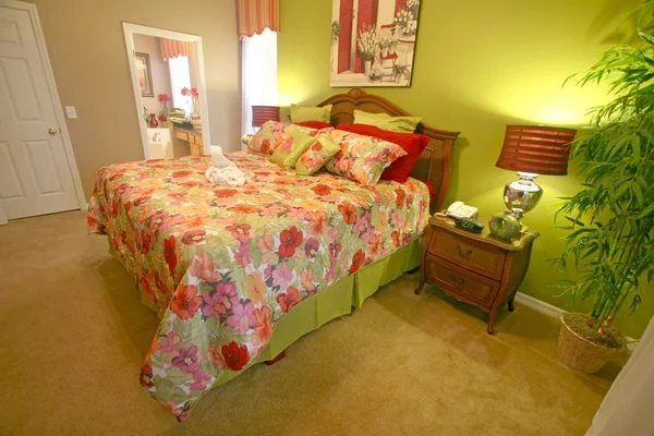 Sypialnia z łóżkiem typu king-size — Zdjęcie stockowe
