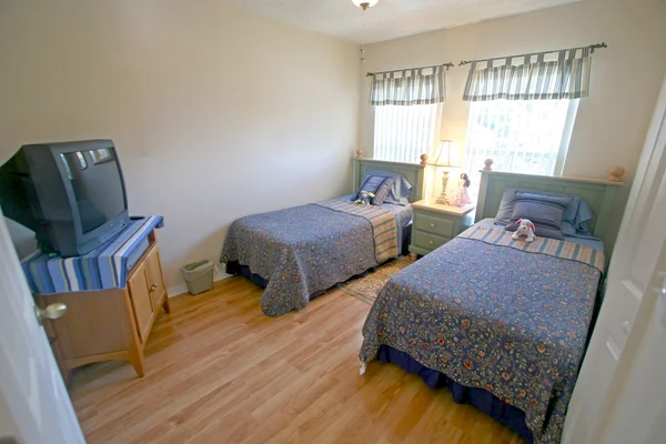 Een Slaapkamer Met Twee Eenpersoonsbedden Interieur Shot Van Een Huis — Stockfoto