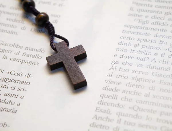 Crucea veche pe o pagină a Sfintei Biblii — Fotografie, imagine de stoc