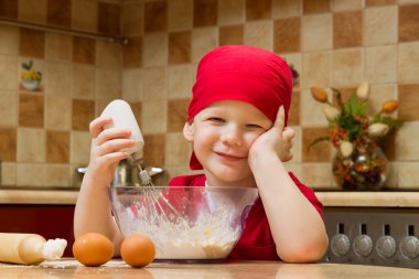 bir pasta, küçük şef pişirme ile mutfakta yardım çocuk