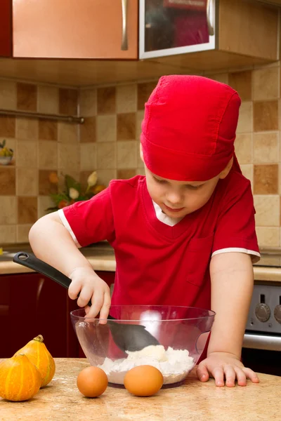 Small boy at kitchen with baking pie — Stock Photo, Image