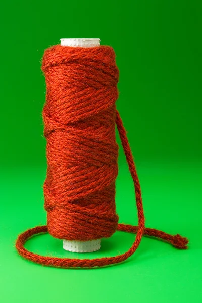 赤い糸のボビン — ストック写真