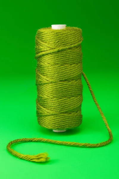 Bobbin of green thread — Zdjęcie stockowe