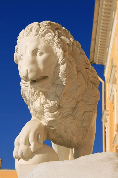 Sculptuur van Leeuw in de buurt van Russische museum — Stockfoto