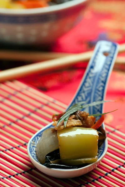 Сычуаньская Курица Традиционная Китайская Еда Бамбуком Черными Китайскими Грибами Луком — стоковое фото