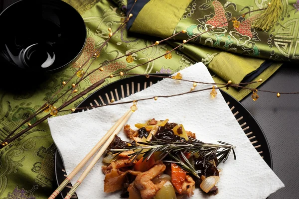 传统的中国食物 黑中国蘑菇 洋葱和辣椒 — 图库照片