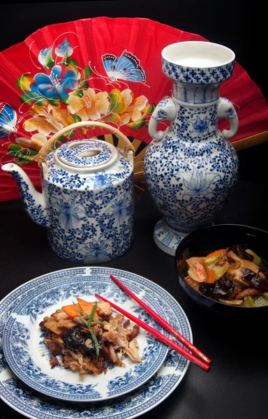 中国炸鸡和瓷花瓶 茶壶上黑的背景 — 图库照片
