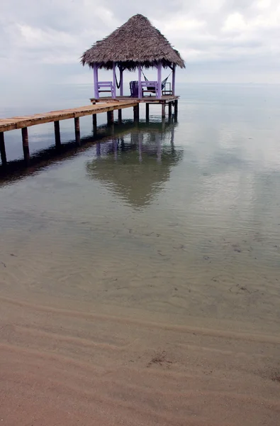 Placencia plaj kulübe bir iskele üzerinde — Stok fotoğraf