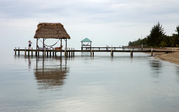 Placencia strand hut op een pier — Stockfoto
