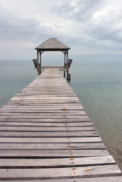 Pier met een bech hut, Oceaan, placencia — Stockfoto