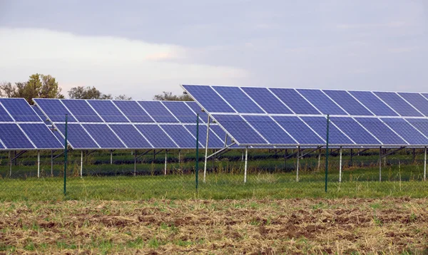 Солнечная электростанция в осеннюю погоду — стоковое фото