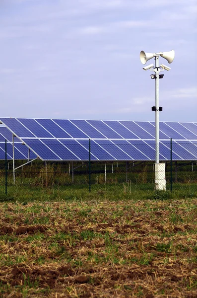Solární elektrárny během podzimní počasí — Stock fotografie