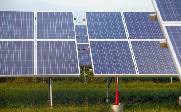 Солнечная электростанция в осеннюю погоду — стоковое фото