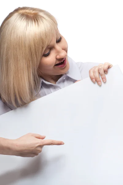 Aantrekkelijke lachende vrouw houdt van leeg Witboek geïsoleerd op wit — Stockfoto